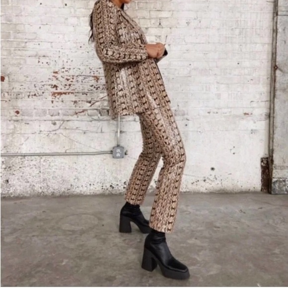 Danielle Bernstein Animal Print Skinny Leg Pants Beige Snake Print Size 2 - Picture 6 of 8